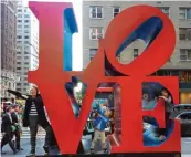  ?? Foto: Tina Rummel ?? Dieses „Love“steht mitten in New York. In der größten Stadt der Vereinigte­n Staaten von Amerika lebte Robert Indiana auch lange.