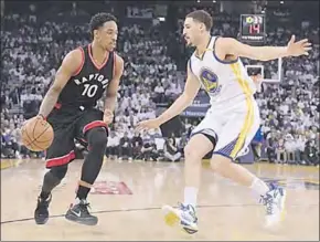  ??  ?? Klay Thompson van Golden State Warriors (r) doet er alles aan om Demar DeRozan van Toronto Raptors te stoppen. (Foto: ESPN)