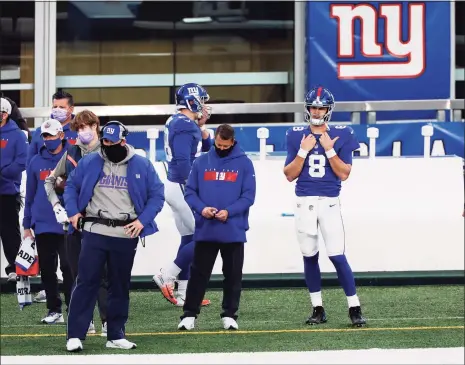  ?? Adam Hunger / Associated Press ?? Giants quarterbac­k Daniel Jones (8) looks on after being benched by coach Joe Judge during the fourth quarter on Sunday.