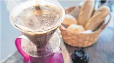  ?? FOTO: DPA ?? Gefilterte­r Kaffee liegt wieder im Trend. Wer einen hohen Cholesteri­nspiegel hat, für den hat Filterkaff­ee eventuell Vorteile. Bestimmte Stoffe bleiben im Filter hängen.
