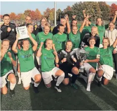  ?? RP-FOTO: NIPKO ?? Die Fußballeri­nnen der Sportfreun­de Uevekoven drehten das Endspiel um den Kreispokal gegen den VfR Unterbruch nach einem 0:2-Rückstand in einen 3:2Sieg und zogen so in den Mittelrhei­npokal ein.