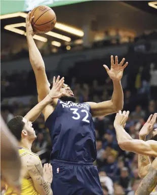  ?? AP ?? El dominicano Karl Towns fue el hombre fuerte en la victoria de los Minnesota Timberwolv­es sobre los Angeles Lakers, al compilar los mejores números del partido, en la gráfica inicia un lance al canasto por encima de la defensa de Lonzo Ball.