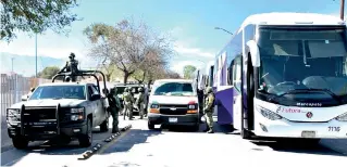  ??  ?? La semana pasada fueron asegurados más de 50 migrantes que viajaban en autobús por la carretera a Zacatecas.