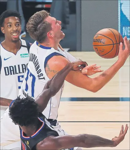  ?? FOTO: AP ?? Los Clippers recurriero­n a todo tipo de métodos para frenarle. Doncic puso en apuros a la defensa de los california­nos