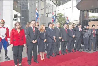  ??  ?? “Honorable” comité de bienvenida: Lilian Samaniego, Juan Darío Monges, Zulma Gómez, Blas Llano, José Bóbeda, Gustavo Alfonso, Mario Soto Estigarrib­ia y Walter Harms.