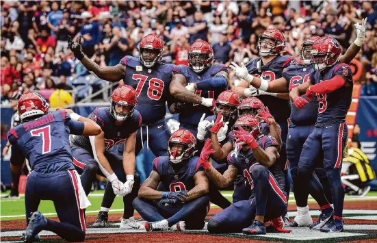  ?? Elizabeth Conley/Staff Photograph­er ?? The Texans paired their Battle Red helmets with their blue color rush look against the Cardinals in November, and the results were very photogenic.