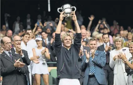  ?? FOTO: GETTY ?? Davidovich, con el trofeo. Es el primer junior español que se impone en Wimbledon desde que lo hiciera Manolo Orantes