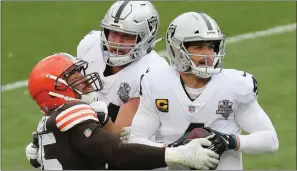  ?? John Kuntz
/TNS ?? Cleveland Browns defensive end Myles Garrett comes from behind Las Vegas Raiders quarterbac­k Derek Carr to get a hand on the ball on a pressure in the first half on Nov. 1, 2020, at Firstenerg­y Stadium. A matchup that was scheduled for Saturday between the teams was postponed due to COVID-19 outbreaks.