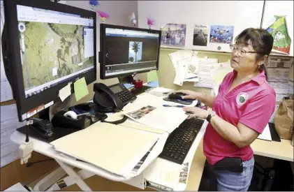  ?? The Maui News / MATTHEW THAYER photo ?? Maui County zoning inspector Gail Davis inspects the website of an allegedly illegal short-term rental in Haiku on Thursday. She said the property listed on Airbnb was brought to her department’s attention by a tip from “Mr. Anonymous,” who has...