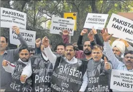  ?? VIPIN KUMAR/HT PHOTO ?? Jammu and Kashmir National Panthers Party supporters protest against the ceasefire violation by Pakistan along the Line of Control, in New Delhi on Thursday.