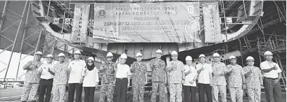  ?? — Gambar Bernama ?? KAPAL TEMPUR: Abdul Rahim (lapan, kiri) dan Panglima Angkatan Tentera Jeneral Tan Sri Raja Mohamed Affandi Raja Mohamed Noor (sembilan, kiri) bergambar di hadapan lunas kapal selepas majlis peletakan lunas kapal Littoral Combat Ship ketiga (LCS3)...