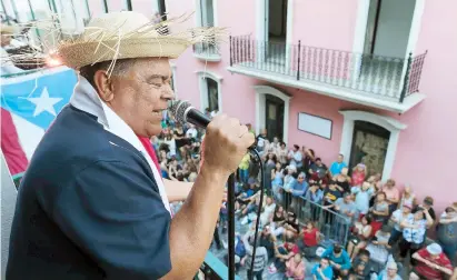  ??  ?? El intérprete protagoniz­ó el evento “Atardecer navideño” en el Viejo San Juan.