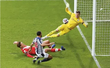  ?? (AFP) ?? West Bromwich Albion's Matt Phillips (C) scores past Southampto­n's goalkeeper Fraser Forster (R) during their Premier League match on Monday