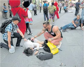  ?? AFP ?? Ayuda rápida. Una de las víctimas es atendida por los peatones en Times Square.