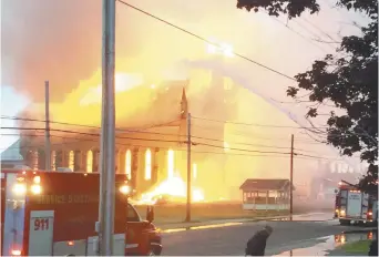  ??  ?? L’église de Bas-Caraquet a été complèteme­nt détruite par un incendie à la fin du mois dernier. - Archives