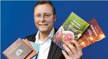  ?? Foto: Silvio Wyszengrad ?? Wolfgang M. Ullmann möchte den Menschen mit seinen Büchern helfen. In Texten und mit selbst gemachten Fotos macht er sich Gedanken über das Leben, die Liebe und die Religion.