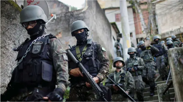  ?? Foto: AFP/Mauro Pimentel ?? Unter Bolsonaro mit noch mehr »Freiheiten«: Armeepatro­uille durch die Favelas Chapeu-Mangueira und Babilonia in der Nähe der Copacabana in Rio de Janeiro