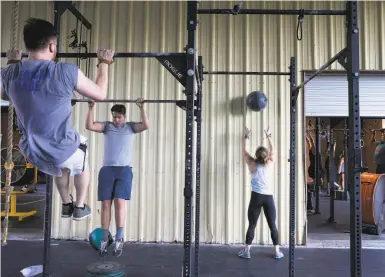  ?? Yi-Chin Lee / Houston Chronicle ?? CrossFit athletes work out at Derive Athletics in Houston, which has disaffilia­ted from the CrossFit brand.