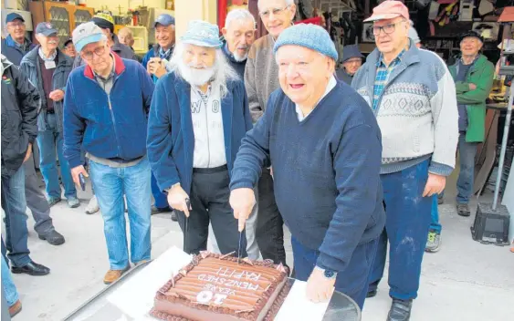  ?? Photo / David Haxton ?? Nigel Clough cuts a cake to celebrate MenzShed Ka¯ piti’s tenth anniversar­y.