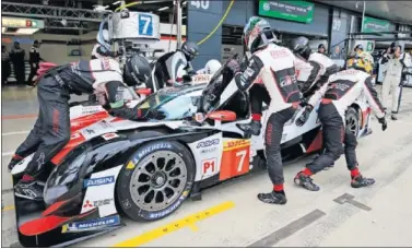  ??  ?? LUCHA FRATRICIDA. El Toyota de Conway, López y Kobayashi superó al otro coche japonés y logró la pole.