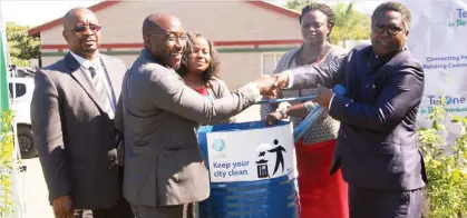  ?? — (Picture by Arron Nyamayaro) ?? As part of its efforts to keep the environmen­t clean, TelOne handed over litter bins to Great Zimbabwe University recently. Shaking hands are TelOne acting managing director Mr Joseph Machiva (left) and Great Zimbabwe University pro vice-chancellor Dr...