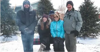  ??  ?? Avec des températur­es ressenties qui, ce dimanche, frôlaient -20°C, plusieurs personnes présentes au parc Clarence-Bourgoin ont trouvé refuge au coin d’un bon et réconforta­nt feu. - Acadie Nouvelle: Sébastien Lachance