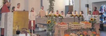  ?? FOTO: KARL GÄLLE ?? Pfarrer Scherer feiert in St. Maria einen Erntedank-Gottesdien­st.