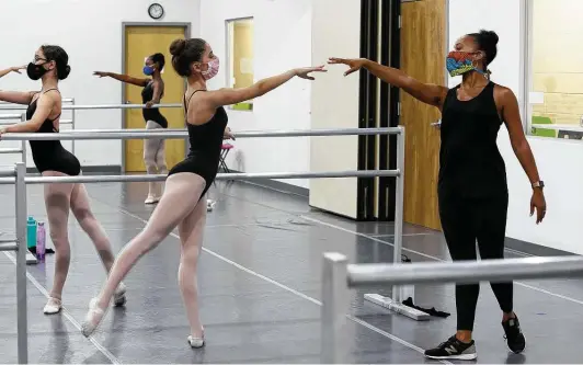  ??  ?? San Antonio Ballet School director Danielle Campbell Steans instructs dancers with the San Antonio Youth Ballet.