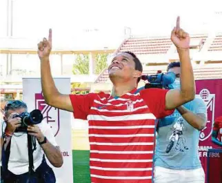  ??  ?? Así como lo hizo en la presentaci­ón, Carlos Bacca espera celebrar muchas veces con Granada.