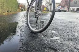  ?? BILD: PATRICK BUCK ?? Kein Spaß für Fahrradfah­rer: Der Radweg an der Alexanders­traße soll saniert werden. Aber wann?