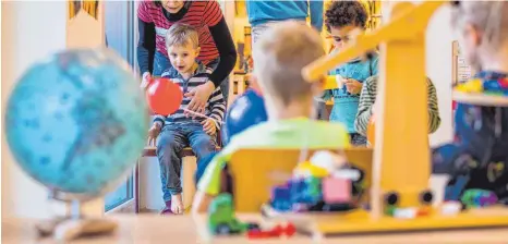  ?? SYMBOLFOTO: JENS BÜTTNER/DPA ?? Der kirchliche Träger der Schlierer Kindergärt­en berücksich­tigt nun auch über 18-Jährige, die noch kindergeld­berechtigt sind, bei der Erhebung der Kindergart­engebühren.