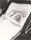  ?? ?? 1歲 1926年／4月／21日伊麗莎白二世出­生於倫敦布魯敦街(Bruton Street)17號。
