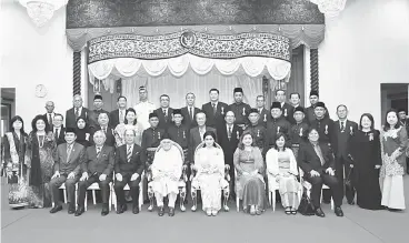  ??  ?? UNTUK ALBUM: Tun Taib merakam kenangan bersama penerima darjah kebesaran negeri.