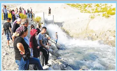  ??  ?? Crowds looking at the water flowing into the reservoir after its opening in 2015