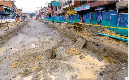  ?? FOTOS JAIME PÉREZ Y MANUEL SALDARRIAG­A ?? 1. Estado actual de la carrera 43A con calle 33 sur en Envigado por las obras de Metroplús. 2. Supermerca­do Consumo Poblado en la transversa­l Inferior con la loma de los Balsos. 3. Así lucía Ayacucho en 2014 durante la construcci­ón del tranvía. 3