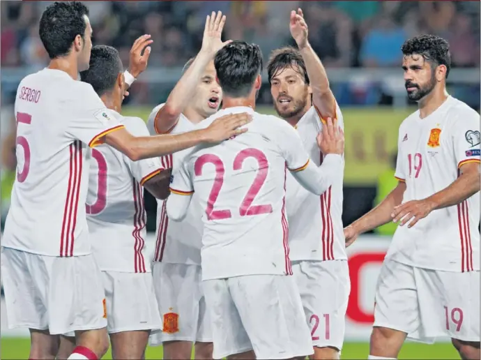  ??  ?? UNA PIÑA. Busquets, Thiago, Iniesta, Silva, Isco y Diego Costa celebran el primer gol de España.