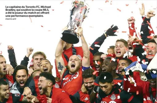  ?? PHOTO AFP ?? Le capitaine du Toronto FC, Michael Bradley, qui soulève la coupe MLS, a été le joueur du match en offrant une performanc­e exemplaire.