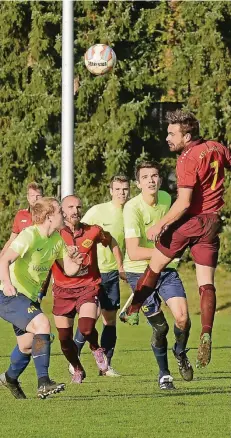  ?? RP-FOTO: GOTTFRIED EVERS ?? Der Kevelaerer Martin Sekela (r.) kommt vor dem Weezer Florian Thomas (2.v.r.) an den Ball und befördert ihn aus der Gefahrensz­one. Links lauert der Ex-Klever Robin Millar.