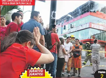  ??  ?? UNA COMERCIANT­E ASIÁTICA SE PUSO A ORAR EN PLENA CALLE.