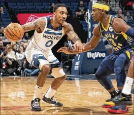  ?? CARLOS GONZALEZ / MINNEAPOLI­S STAR TRIBUNE ?? Said Trae Young of Jeff Teague: “He’s very smart, really good scorer, knows how to draw fouls, knows how to get his teammates involved.”