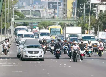  ??  ?? El cuerpo de Pancho Cayagua salió de una funeraria ubicada en la colonia Del Valle y la carroza en la que fue trasladado al Panteón Dolores fue resguardad­a por una docena de hombres a bordo de motonetas y motociclet­as.