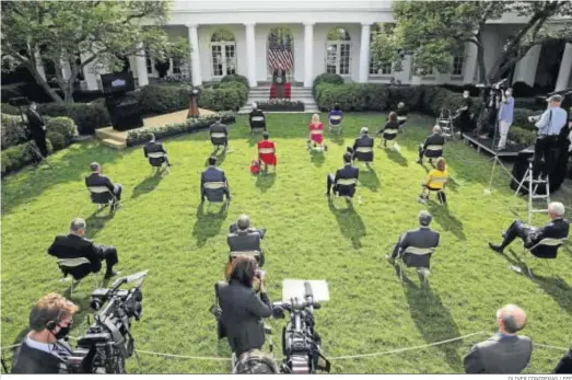  ?? OLIVER CONTRERAS / EFE ?? El presidente de EEUU, Donald Trump, ofrece una rueda de prensa en un jardín de la Casa Blanca.