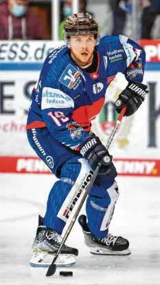  ?? Foto: imago images ?? Blick auf das Spielgesch­ehen, die Scheibe trotzdem am Schläger: Simon Sezemsky kommt am Freitag mit den Iserlohn Roosters nach Augsburg.