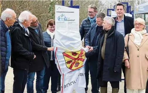  ?? Fotos: Chris Karaba ?? Pünktlich zum Weltwasser­tag weihten die Bürgermeis­ter von Bad Mondorf und Schengen und Vertreter des zuständige­n Syndikats SESE sowie andere Projektbet­eiligte den neuen Brunnen und Lehrpfad ein.