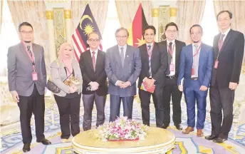  ?? — Photo by Muhammad Rais Sanusi ?? Abang Johari (fourth left) joins Sahathevan (fourth right) and his AAS Kuching team in a photo-call at the Chief Minister’s Office.