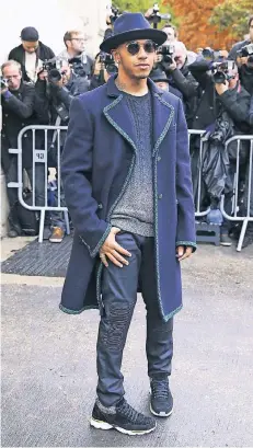  ?? FOTO: IMAGO ?? Auftritt abseits der Rennstreck­e: Formel-1-Rennfahrer Lewis Hamilton als Model bei einer Modenschau in Paris.