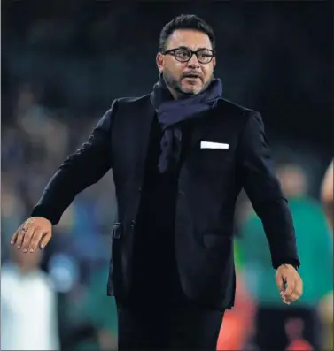  ??  ?? EXPULSADO. Antonio Mohamed vio la roja en el duelo ante el Betis en el Benito Villamarín.