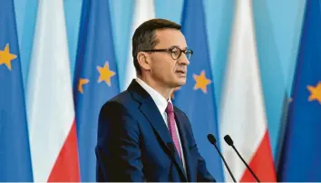  ?? Foto: Piotr Nowak, dpa ?? Spricht vor dem Banner seines Landes, aber auch vor der Europa‰Flagge: Der polnische Ministerpr­äsident Mateusz Morawiecki. Kritiker fürchten jedoch, dass sich die Regierung in Warschau von den Werten der EU abgewendet hat.