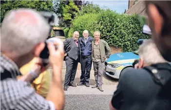  ?? RP-FOTO: RM- ?? In einer Drehpause ließen sich die beiden Tatort-Kommissare Freddy Schenk (Dietmar Bär, l.) und Max Ballauf (Klaus J. Behrendt, r.) mit dem uniformier­ten Polizeidie­nststellen­leiter Bernd Schäfer (Götz Schubert, m.) ablichten.