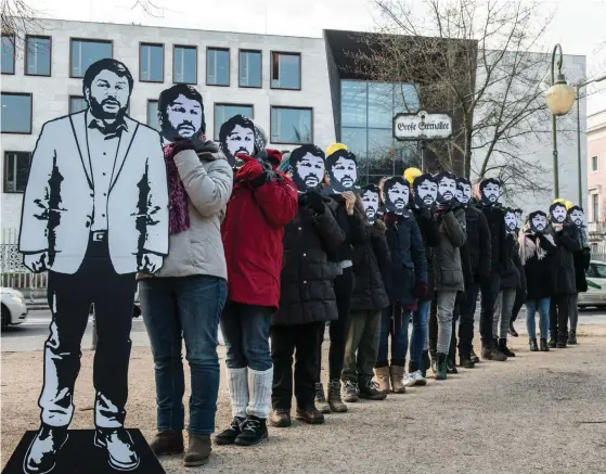  ?? FOTO: DPA/LEHTIKUVA/PAUL ZINKEN ?? Demonstran­ter i Berlin protestera­de i början av februari mot att ordförande­n för Amnesty Turkiet, Taner Kılıç, hållits fängslad sedan juni.